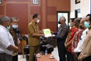 Tim inisiator bertemu Bupati Sumba Tengah, Paulus K. Limu. (ist)