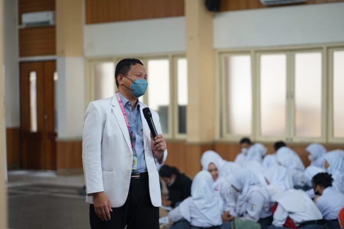 Dokter spesialis kandungan, dr. Alamsyah, Sp. Og