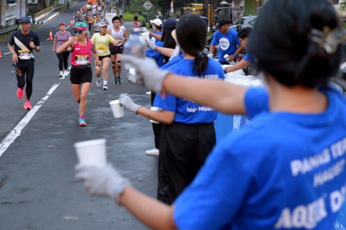 Sebagai official water sponsor, AQUA hadir di sejumlah titik water station di lintasan Maybank Marathon 2023/ Dok. AQUA