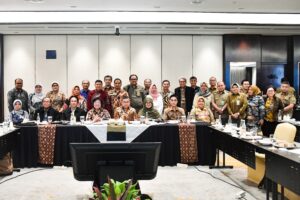 Menteri LHK Siti Nurabaya, Wamen LHK Aloe Dohong dan para guru besar kehutanan serta Dekan Fakultas Kehutanan UGM foto bersama usai Expert Meeting mengenai Reorientasi Paradigma Pembangunan Kehutanan Indonesia Berkelanjutan di Jakarta, Selasa (14/11/2023).