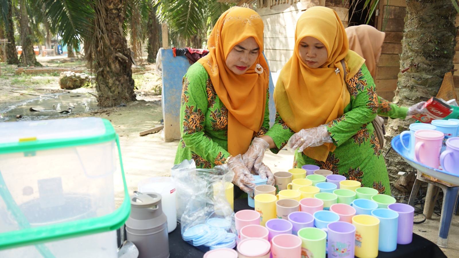 Jaga Nutrisi Anak Pasca Bencana, Kader Majelis Kesehatan PP Aisyiyah Edukasi Ibu Korban Banjir Agam Cara Seduh Susu yang Tepat