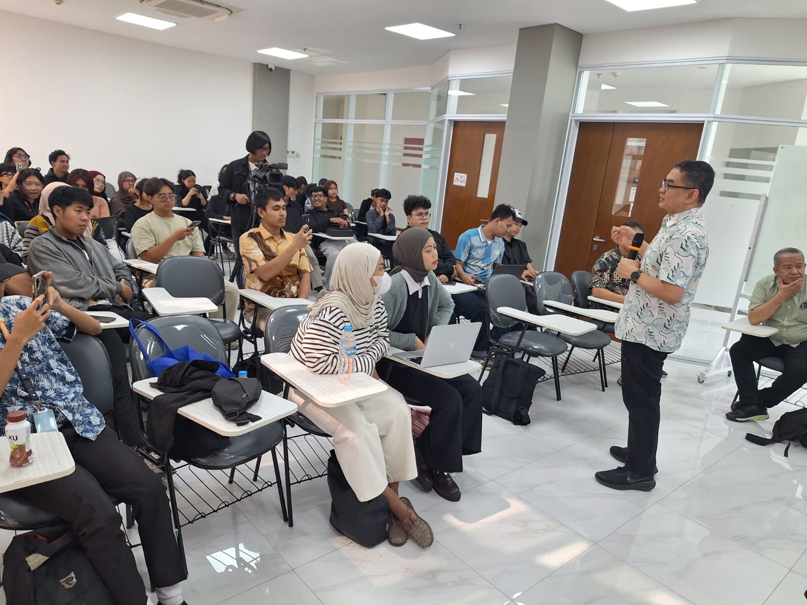 Kuliah Umum IMDE “Dari Pengguna Digital Menjadi Pelaku Industri Digital” Muntasir Rahman Soroti “Attention Economy” dan AI Generasi Terbaru