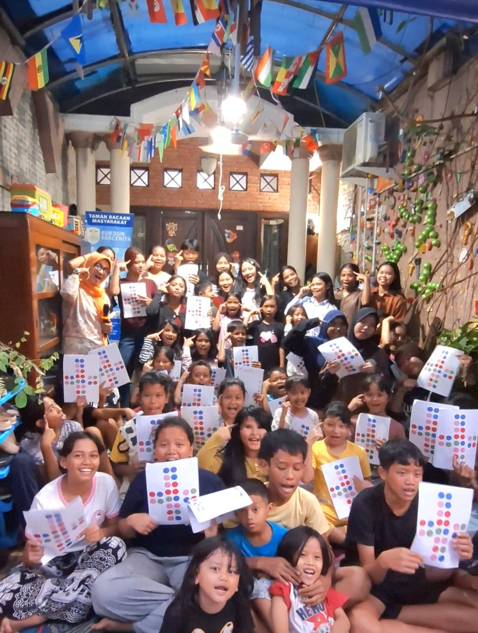 Bincang Otak Kiri-Kanan di TBM Bukit Duri Bercerita: Si Kembar Carmel-Sharon yang Menginspirasi Gen Z