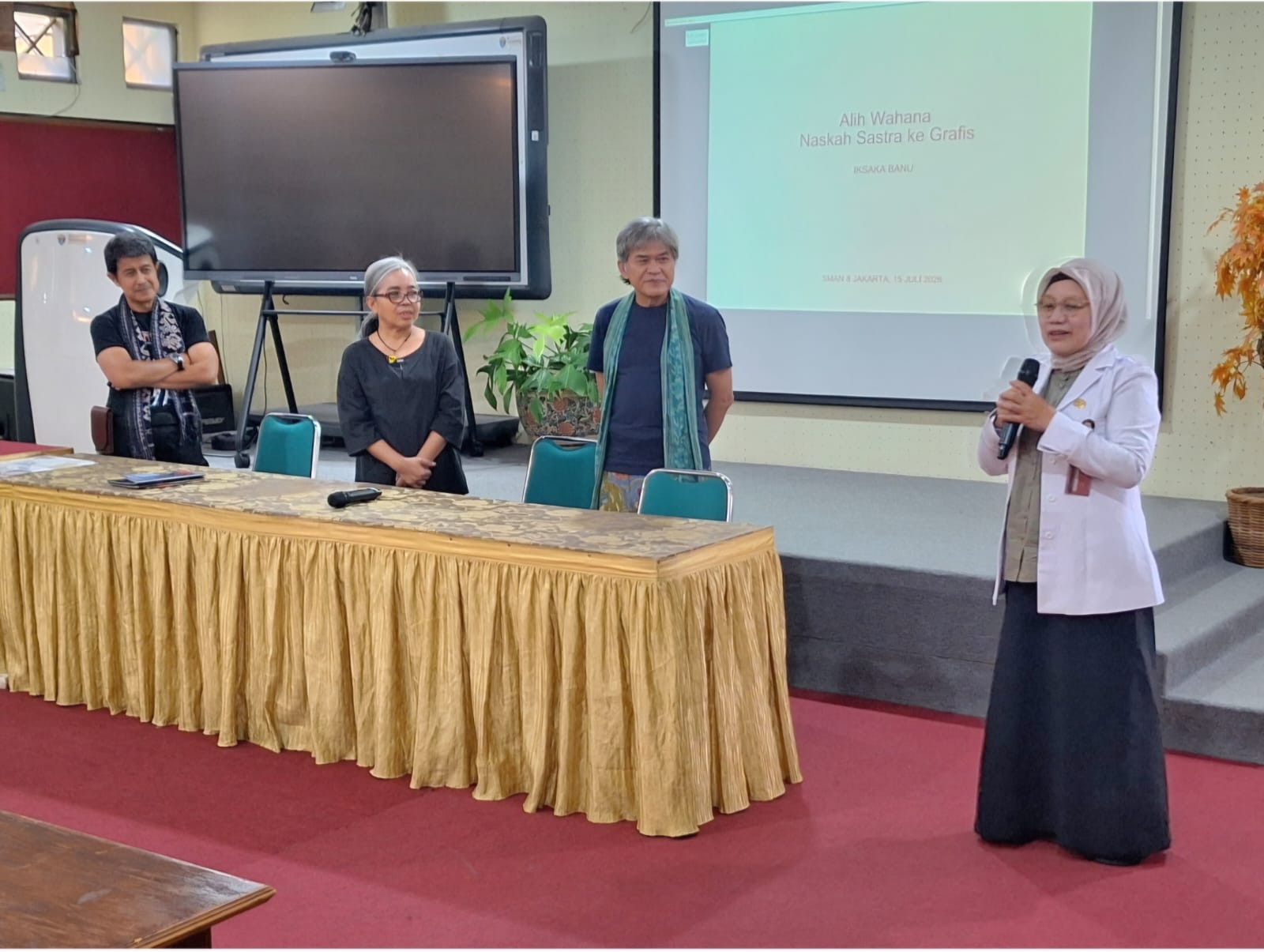 Kolaborasi Wisata Sastra: Mengenalkan Sastra Grafis pada Siswa SMAN 8 Jakarta