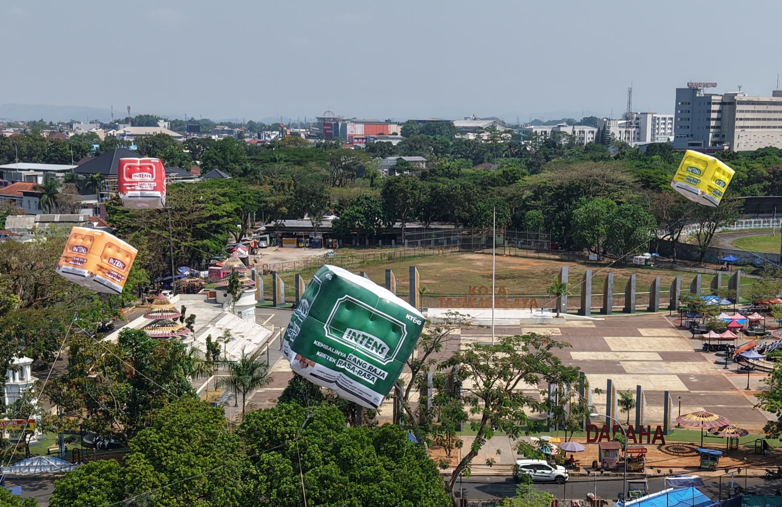 Balon Raksasa “INTENS” Muncul di 10 Kota, Ada Apa di Baliknya?