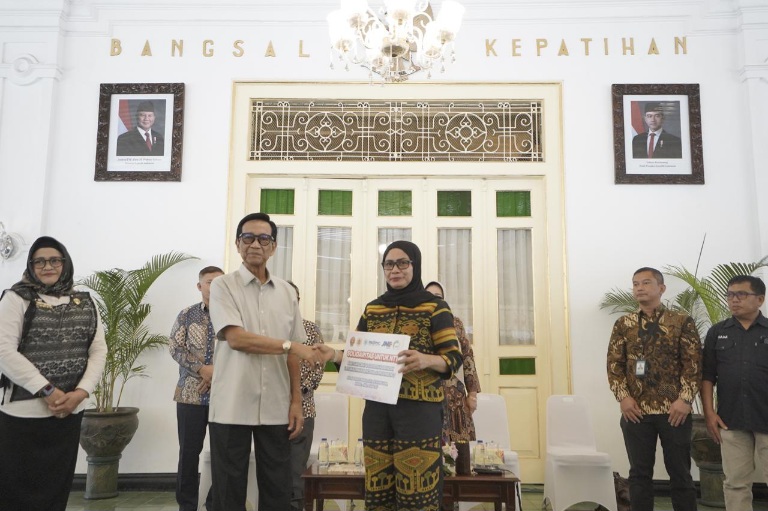 Sri Sultan Lanjutkan Tradisi HB IX Bantu Mahasiswa dan Korban Gempa NTT